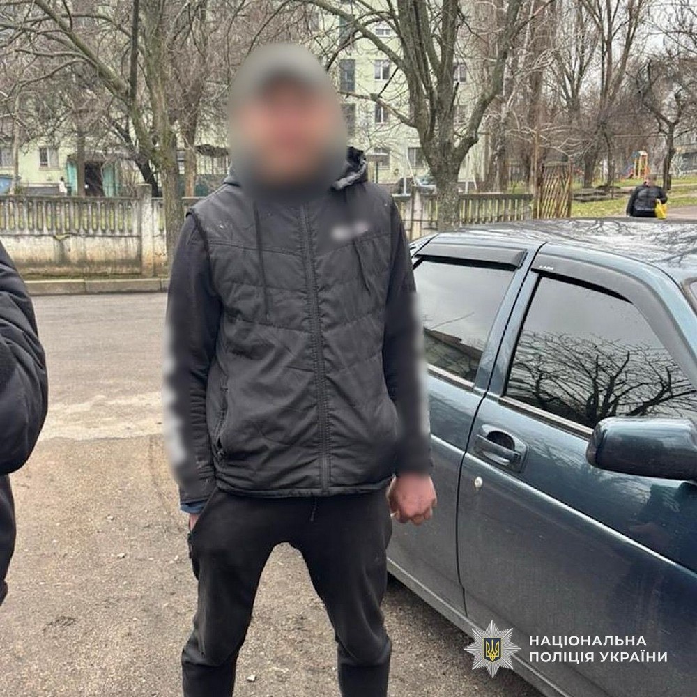 У Нікополі чоловік напав на вулиці на ветерана з протезом і пограбував його, вирвавши з рук телефон. Підозрюваного вже затримали.