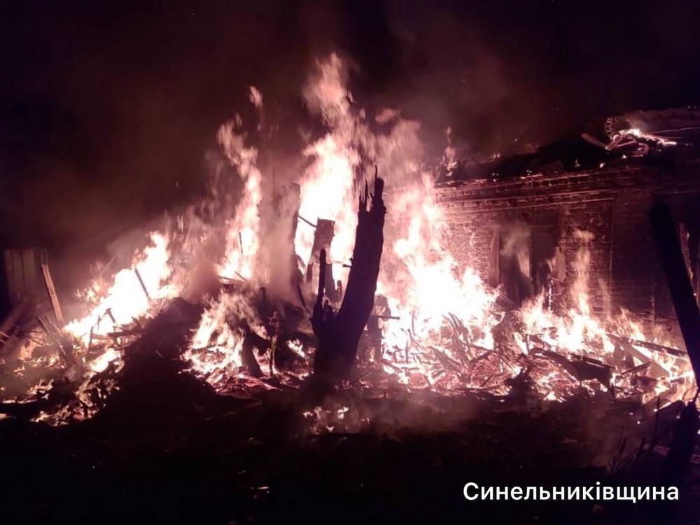 Нікопольщина, Кривий Ріг і Синельниківщина були під ворожим вогнем цієї ночі: пошкоджено об’єкт інфраструктури, виникла пожежа (фото) Нікопольщина, Кривий Ріг і Синельниківщина були під ворожим вогнем цієї ночі: пошкоджено об’єкт інфраструктури, виникла пожежа (фото)