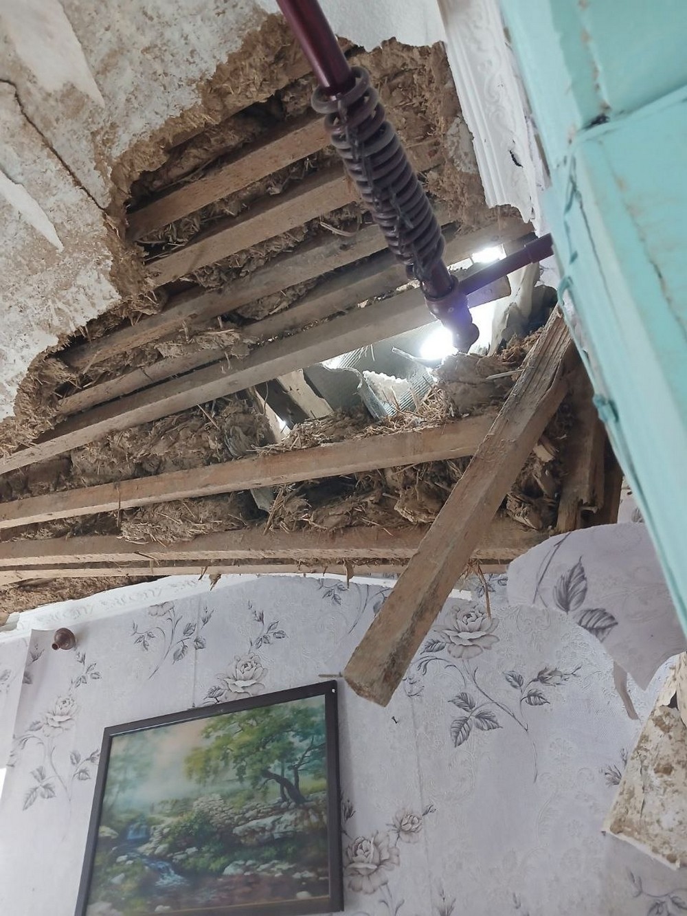 Ворог зруйнував будинок у Марганці під час нічного обстрілу (фото)