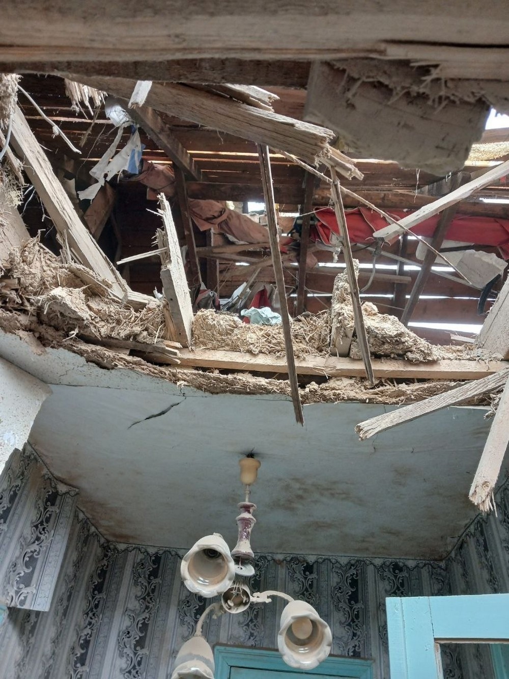 Ворог зруйнував будинок у Марганці під час нічного обстрілу (фото)