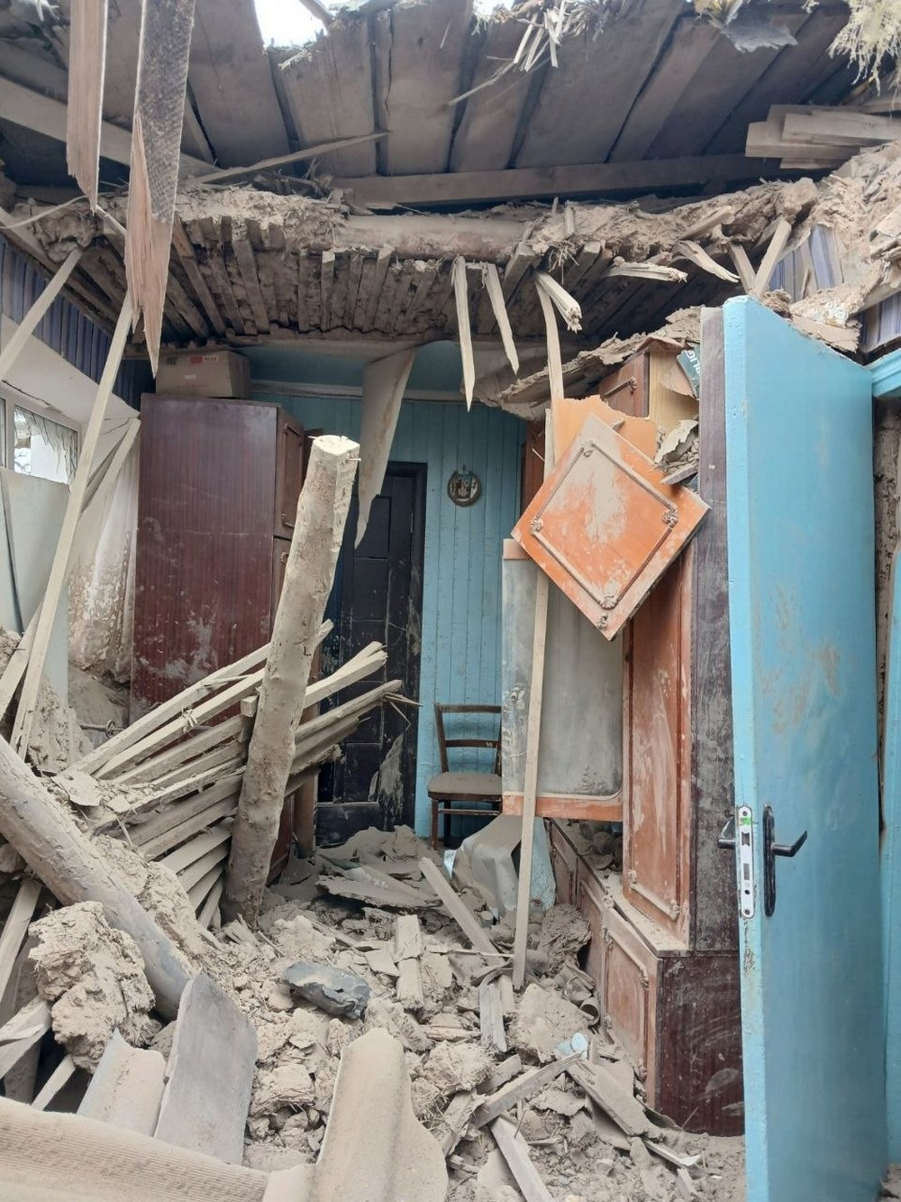 Ворог зруйнував будинок у Марганці під час нічного обстрілу (фото)