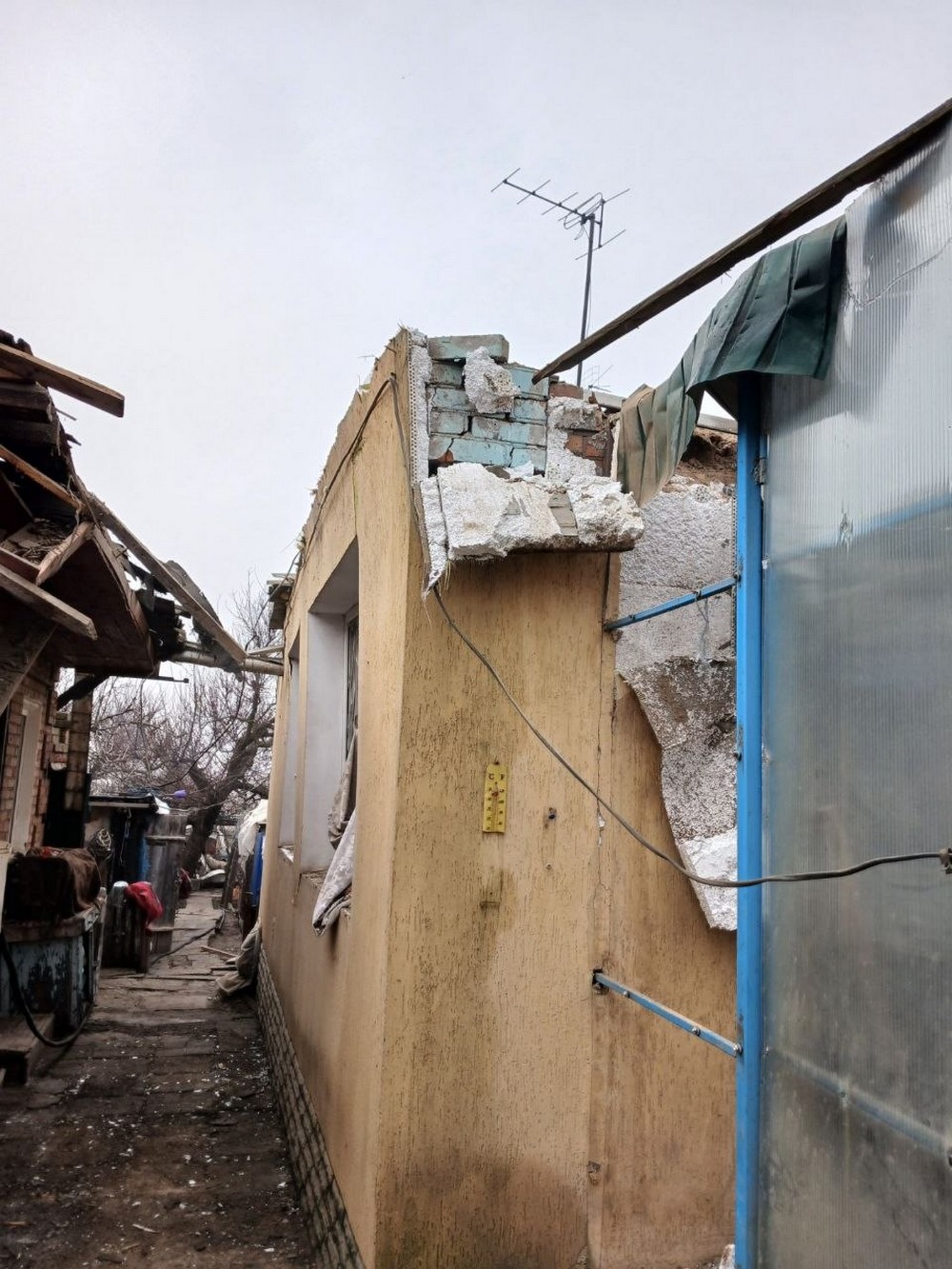 Ворог зруйнував будинок у Марганці під час нічного обстрілу (фото)