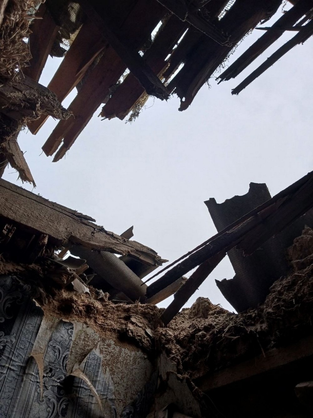 Ворог зруйнував будинок у Марганці під час нічного обстрілу (фото)