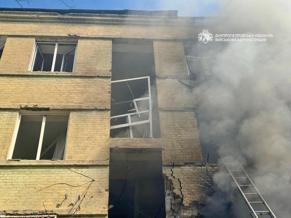 Атака на Дніпро 26 березня: удари по центру, є постраждалі – все, що відомо (фото, відео) Атака на Дніпро 26 березня: удари по центру, є постраждалі – все, що відомо (фото, відео)