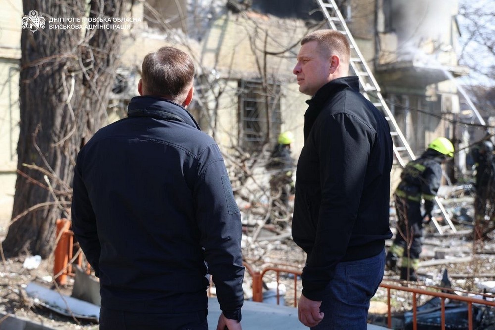 Атака на Дніпро 26 березня: удари по центру, є постраждалі – все, що відомо (фото, відео) Атака на Дніпро 26 березня: удари по центру, є постраждалі – все, що відомо (фото, відео)