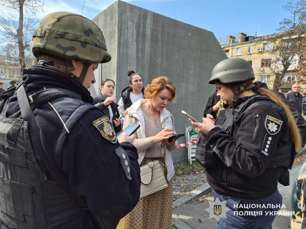 Поранені у Нікополі, Дніпрі і Кам’янському районі: поліція показала наслідки ворожих ударів по Дніпропетровщині Поранені у Нікополі, Дніпрі і Кам’янському районі: поліція показала наслідки ворожих ударів по Дніпропетровщині
