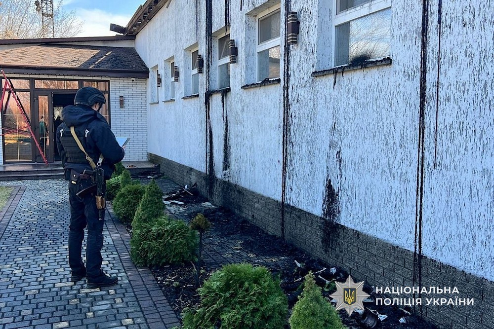 П’ятеро поранених у Нікополі і районі, понад 150 ударів за добу – поліція розповіла про наслідки обстрілів області (фото) П’ятеро поранених у Нікополі і районі, понад 150 ударів за добу – поліція розповіла про наслідки обстрілів області (фото)