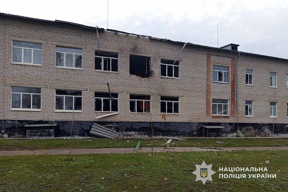 П’ятеро поранених у Нікополі і районі, понад 150 ударів за добу – поліція розповіла про наслідки обстрілів області (фото) П’ятеро поранених у Нікополі і районі, понад 150 ударів за добу – поліція розповіла про наслідки обстрілів області (фото)