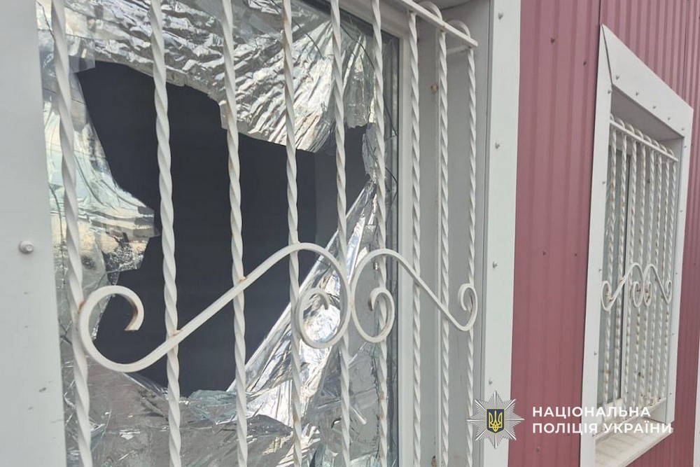П’ятеро поранених у Нікополі і районі, понад 150 ударів за добу – поліція розповіла про наслідки обстрілів області (фото) П’ятеро поранених у Нікополі і районі, понад 150 ударів за добу – поліція розповіла про наслідки обстрілів області (фото)