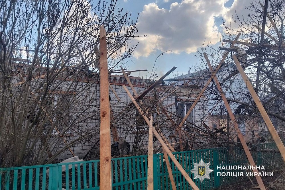 П’ятеро поранених у Нікополі і районі, понад 150 ударів за добу – поліція розповіла про наслідки обстрілів області (фото) П’ятеро поранених у Нікополі і районі, понад 150 ударів за добу – поліція розповіла про наслідки обстрілів області (фото)