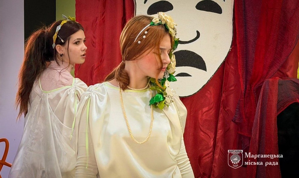 У Марганці сьогодні, у Міжнародний день театру, відбулася вистава "Дзеркало душі" (фото) У Марганці сьогодні, у Міжнародний день театру, відбулася вистава "Дзеркало душі" (фото)