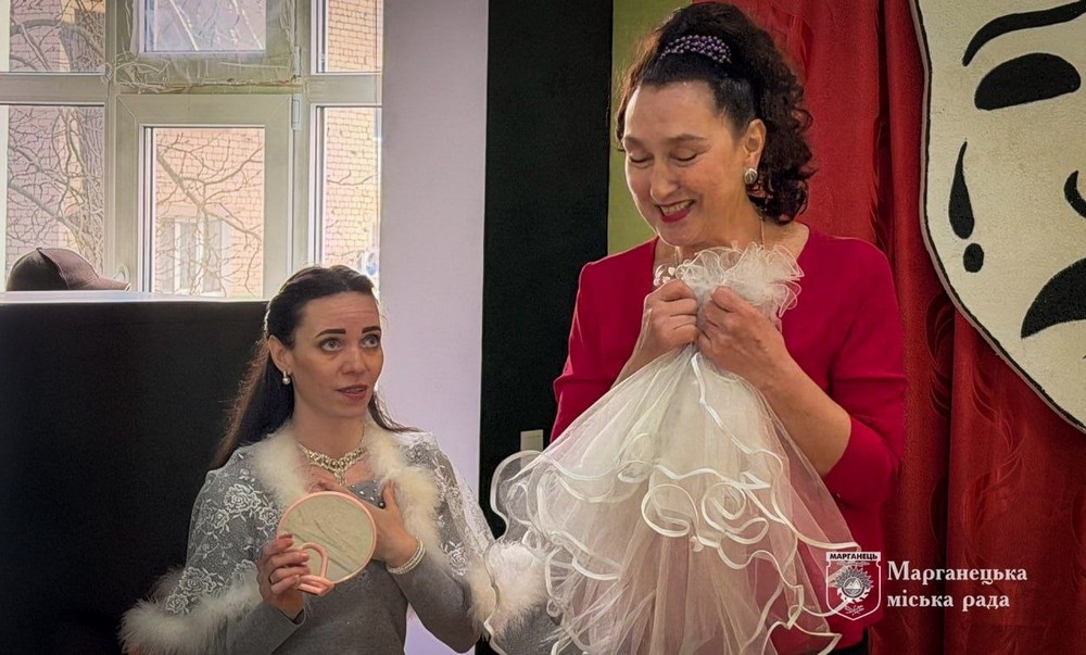 У Марганці сьогодні, у Міжнародний день театру, відбулася вистава "Дзеркало душі" (фото) У Марганці сьогодні, у Міжнародний день театру, відбулася вистава "Дзеркало душі" (фото)