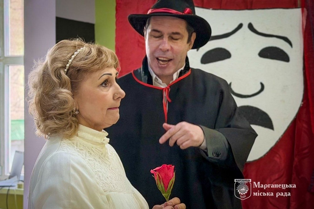 У Марганці сьогодні, у Міжнародний день театру, відбулася вистава "Дзеркало душі" (фото) У Марганці сьогодні, у Міжнародний день театру, відбулася вистава "Дзеркало душі" (фото)