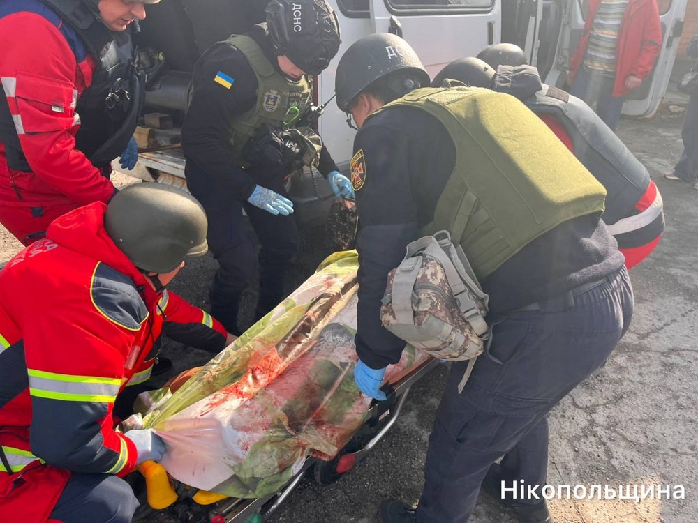 У Нікополі четверо поранених, серед них дитина, побито перукарню, магазини, багатоповерхівки, також постраждалий є на Синельниківщині, під ударом було і Криворіжжя (фото) У Нікополі четверо поранених, серед них дитина, побито перукарню, магазини, багатоповерхівки, також постраждалий є на Синельниківщині, під ударом було і Криворіжжя (фото)