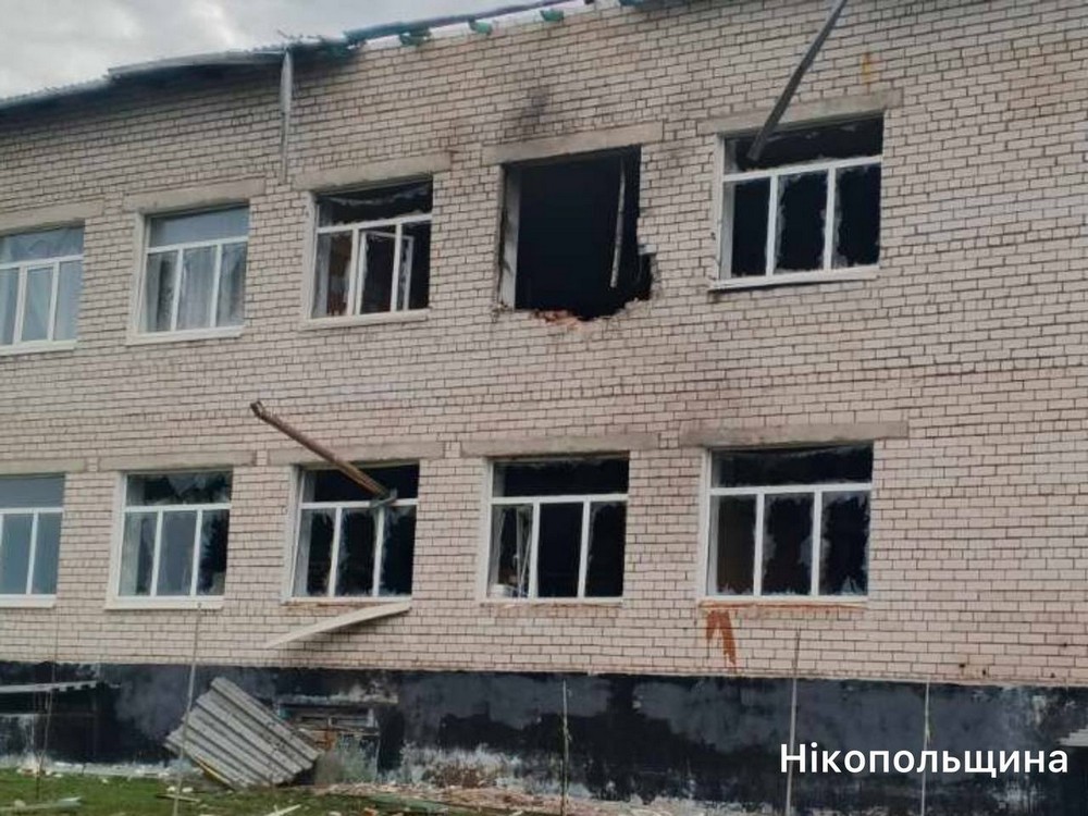 У Нікополі четверо поранених, серед них дитина, побито перукарню, магазини, багатоповерхівки, також постраждалий є на Синельниківщині, під ударом було і Криворіжжя (фото) У Нікополі четверо поранених, серед них дитина, побито перукарню, магазини, багатоповерхівки, також постраждалий є на Синельниківщині, під ударом було і Криворіжжя (фото)