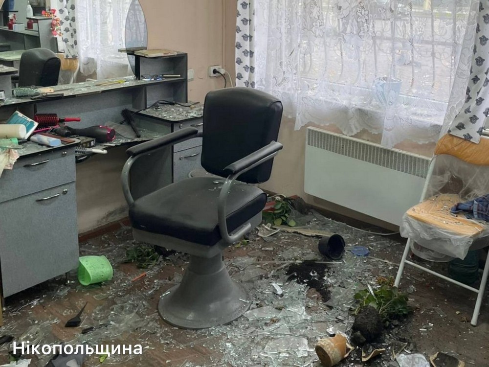 У Нікополі четверо поранених, серед них дитина, побито перукарню, магазини, багатоповерхівки, також постраждалий є на Синельниківщині, під ударом було і Криворіжжя (фото) У Нікополі четверо поранених, серед них дитина, побито перукарню, магазини, багатоповерхівки, також постраждалий є на Синельниківщині, під ударом було і Криворіжжя (фото)