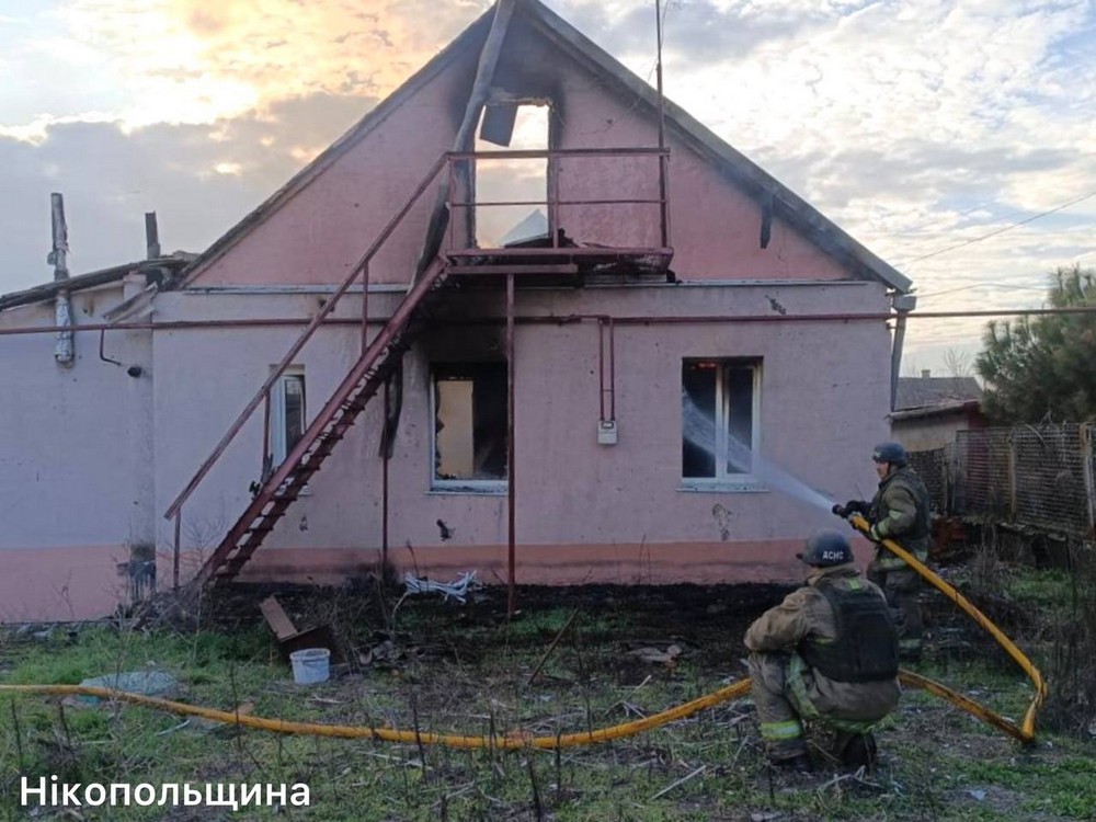 У Нікополі четверо поранених, серед них дитина, побито перукарню, магазини, багатоповерхівки, також постраждалий є на Синельниківщині, під ударом було і Криворіжжя (фото) У Нікополі четверо поранених, серед них дитина, побито перукарню, магазини, багатоповерхівки, також постраждалий є на Синельниківщині, під ударом було і Криворіжжя (фото)