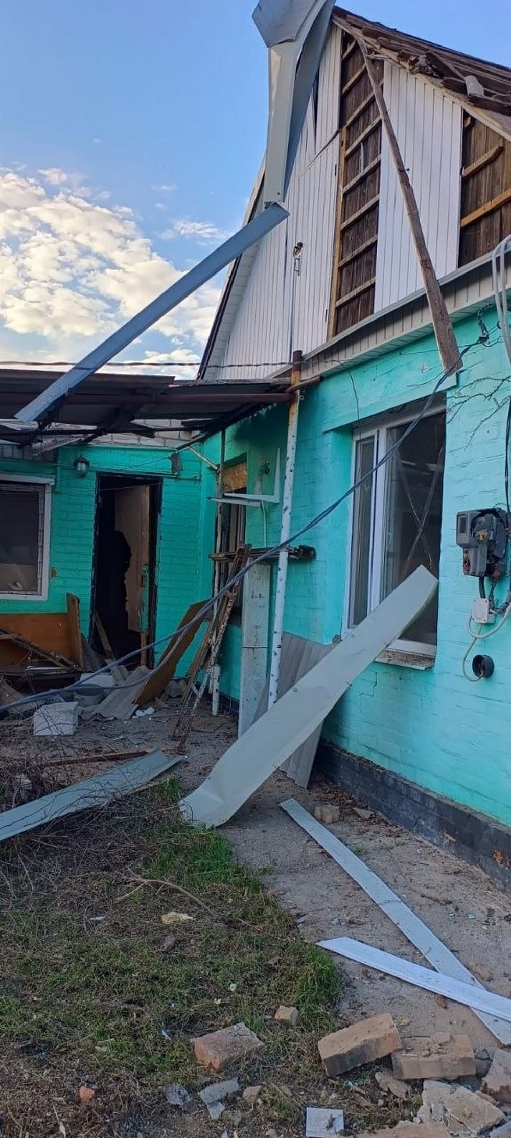 У Нікополі четверо поранених, серед них дитина, побито перукарню, магазини, багатоповерхівки, також постраждалий є на Синельниківщині, під ударом було і Криворіжжя (фото) У Нікополі четверо поранених, серед них дитина, побито перукарню, магазини, багатоповерхівки, також постраждалий є на Синельниківщині, під ударом було і Криворіжжя (фото)