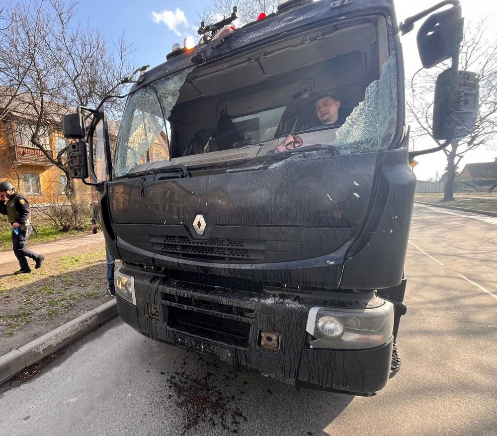 У Нікополі четверо поранених, серед них дитина, побито перукарню, магазини, багатоповерхівки, також постраждалий є на Синельниківщині, під ударом було і Криворіжжя (фото) У Нікополі четверо поранених, серед них дитина, побито перукарню, магазини, багатоповерхівки, також постраждалий є на Синельниківщині, під ударом було і Криворіжжя (фото)