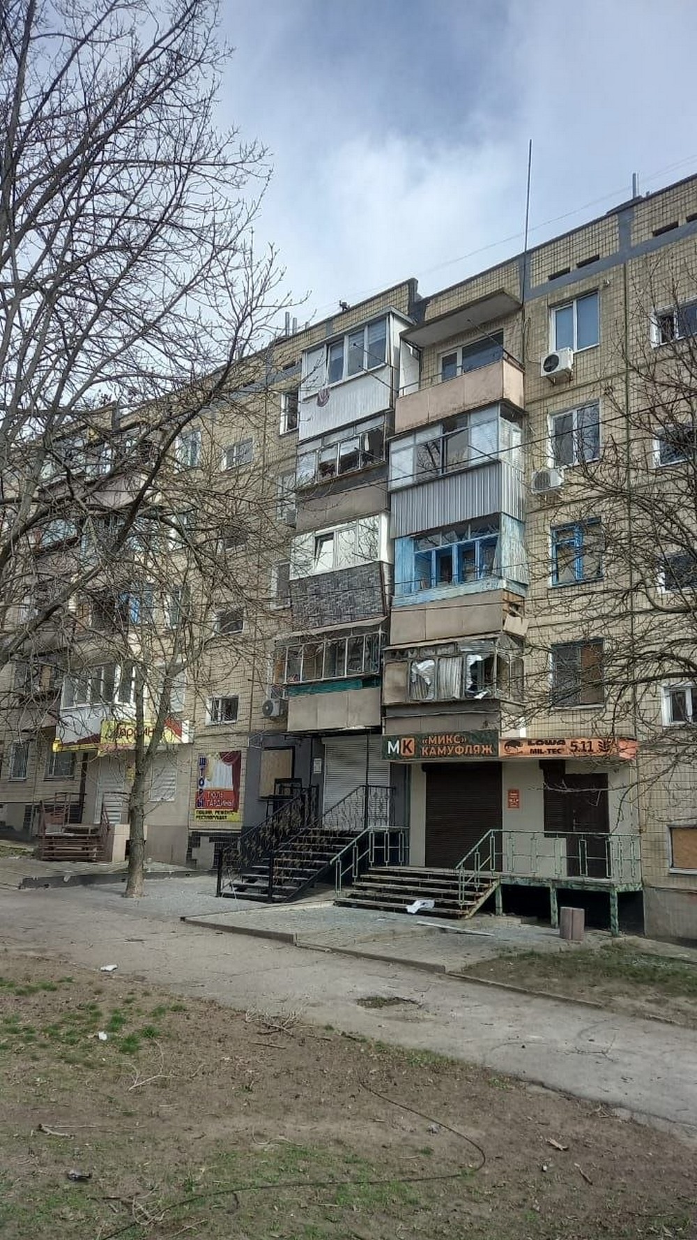 У Нікополі четверо поранених, серед них дитина, побито перукарню, магазини, багатоповерхівки, також постраждалий є на Синельниківщині, під ударом було і Криворіжжя (фото) У Нікополі четверо поранених, серед них дитина, побито перукарню, магазини, багатоповерхівки, також постраждалий є на Синельниківщині, під ударом було і Криворіжжя (фото)