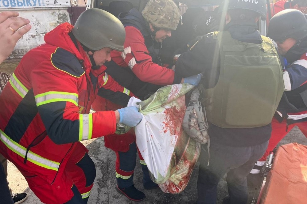 У Нікополі четверо поранених, серед них дитина, побито перукарню, магазини, багатоповерхівки, також постраждалий є на Синельниківщині, під ударом було і Криворіжжя (фото) У Нікополі четверо поранених, серед них дитина, побито перукарню, магазини, багатоповерхівки, також постраждалий є на Синельниківщині, під ударом було і Криворіжжя (фото)