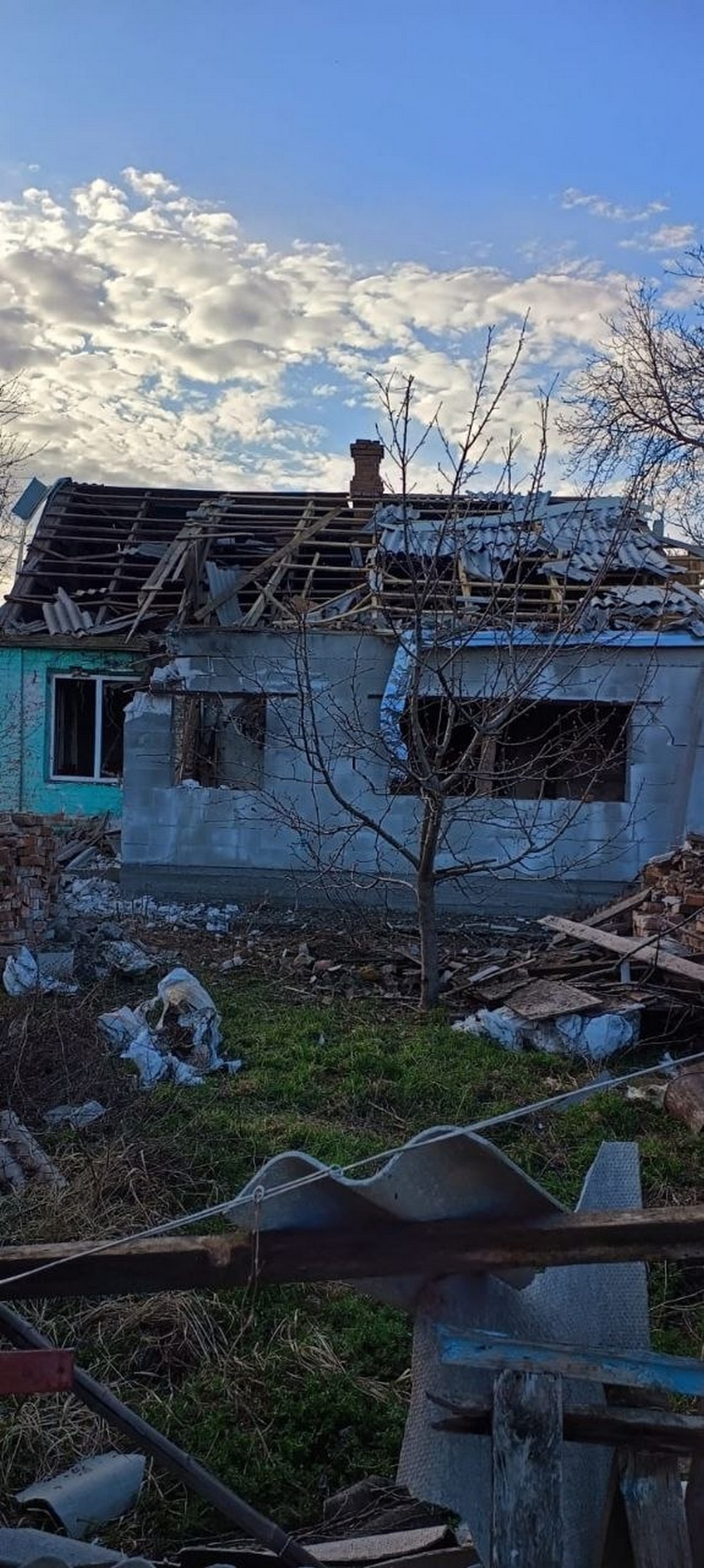 У Нікополі четверо поранених, серед них дитина, побито перукарню, магазини, багатоповерхівки, також постраждалий є на Синельниківщині, під ударом було і Криворіжжя (фото) У Нікополі четверо поранених, серед них дитина, побито перукарню, магазини, багатоповерхівки, також постраждалий є на Синельниківщині, під ударом було і Криворіжжя (фото)