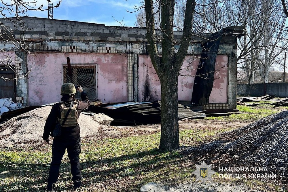 Ворог вдарив по центру Нікополя і перехрестю, поранивши людей, на Синельниківщині поранено чоловіка – поліція (фото) Ворог вдарив по центру Нікополя і перехрестю, поранивши людей, на Синельниківщині поранено чоловіка – поліція (фото)