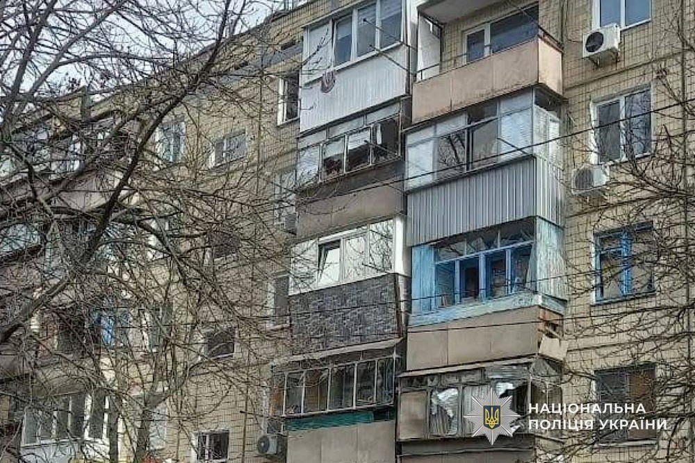 Ворог вдарив по центру Нікополя і перехрестю, поранивши людей, також є постраждалий на Синельниківщині – поліція (фото) Ворог вдарив по центру Нікополя і перехрестю, поранивши людей, також є постраждалий на Синельниківщині – поліція (фото)