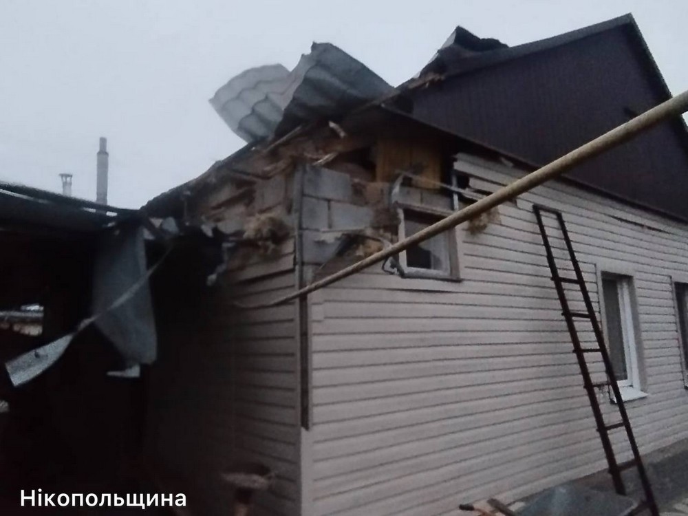 Ворог бив по Нікопольщині з РСЗВ, збільшилася кількість поранених, також є поранені на Криворіжжі, під ударом була і Синельниківщина (фото) Ворог бив по Нікопольщині з РСЗВ, збільшилася кількість поранених, також є поранені на Криворіжжі, під ударом була і Синельниківщина (фото)