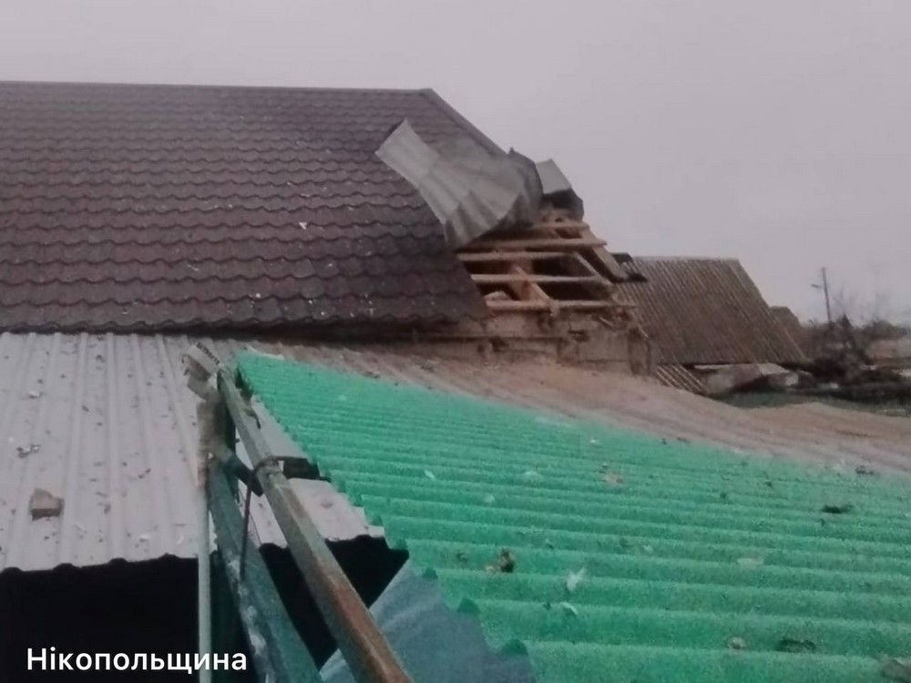 Ворог бив по Нікопольщині з РСЗВ, збільшилася кількість поранених, також є поранені на Криворіжжі, під ударом була і Синельниківщина (фото) Ворог бив по Нікопольщині з РСЗВ, збільшилася кількість поранених, також є поранені на Криворіжжі, під ударом була і Синельниківщина (фото)