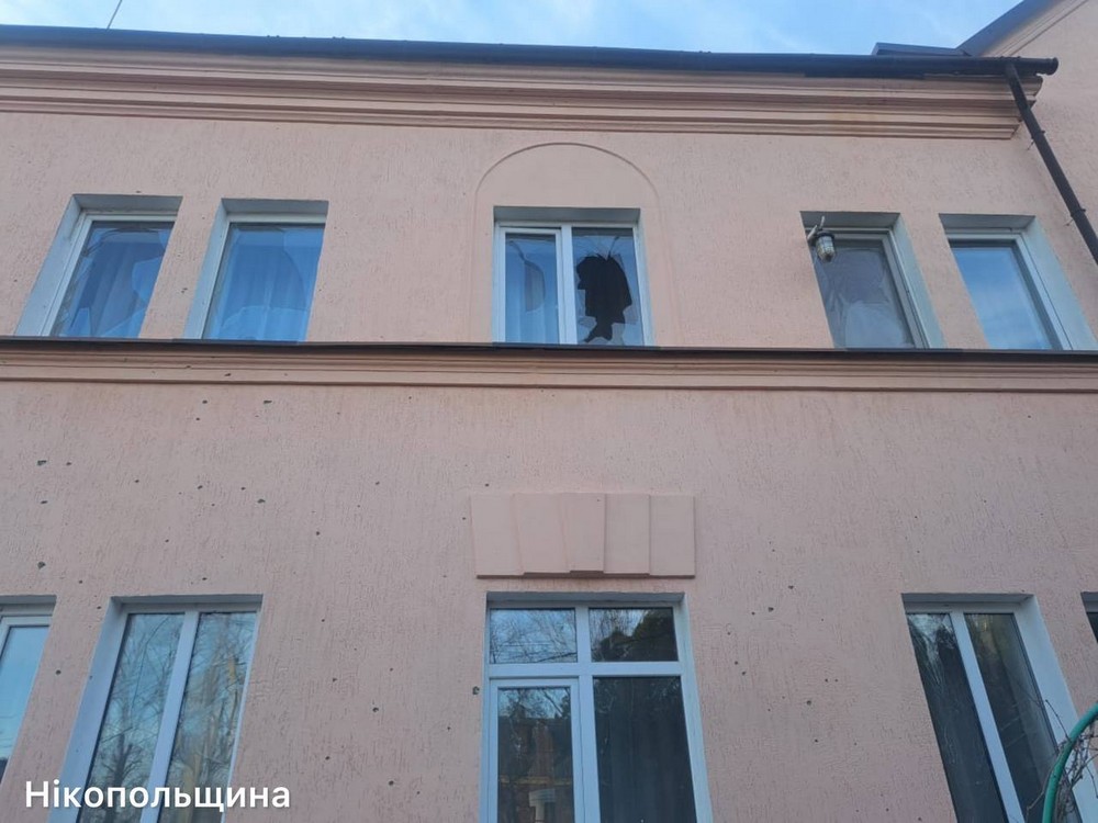 Ворог бив по Нікопольщині з РСЗВ, збільшилася кількість поранених, також є поранені на Криворіжжі, під ударом була і Синельниківщина (фото) Ворог бив по Нікопольщині з РСЗВ, збільшилася кількість поранених, також є поранені на Криворіжжі, під ударом була і Синельниківщина (фото)