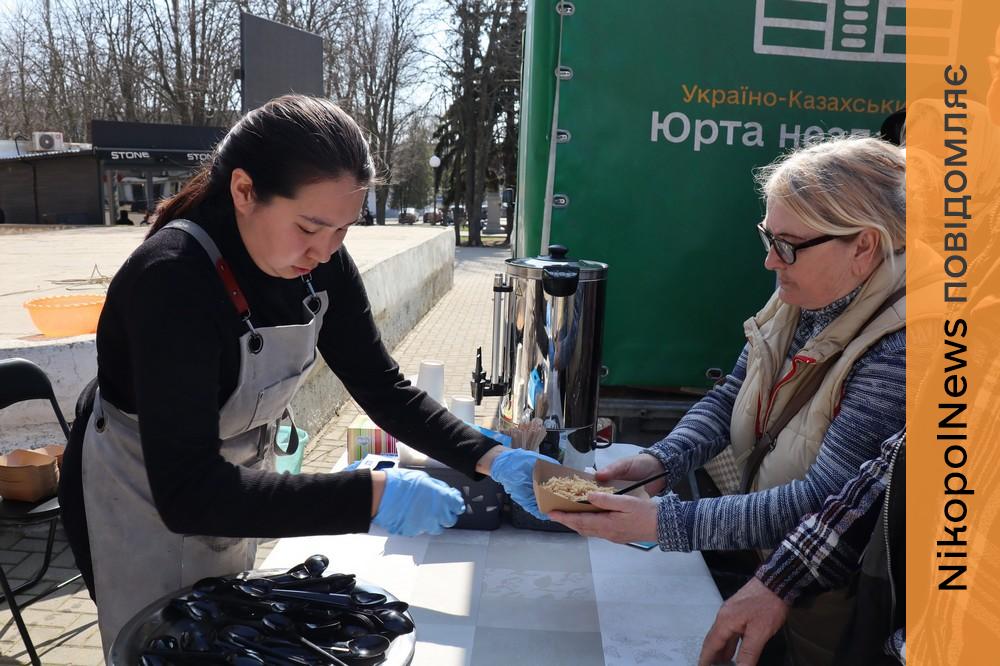 Кухня дружби: у Покрові сьогодні приготували близько 500 порцій казахського плову (фото) 1 у Покрові сьогодні 9