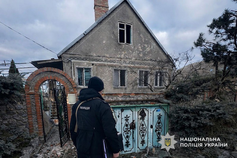 Вбили чоловіка просто на його подвір’ї, поранили ще п’ятьох людей: про наслідки обстрілів Нікополя, району та області розповіли у поліції (фото)