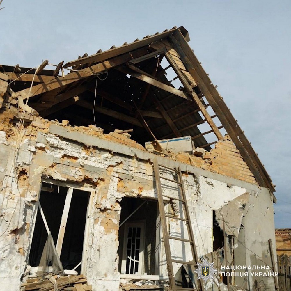 Потрощені дахі і стіни будинків, понівечено інфраструктуру, виникли пожежі: Нікополь і район, Криворіжжя, Синельниківщина, Кам’янський і Самарівський райони були під ударами ворога (фото) Потрощені дахі і стіни будинків, понівечено інфраструктуру, виникли пожежі: Нікополь і район, Криворіжжя, Синельниківщина, Кам’янський і Самарівський райони були під ударами ворога (фото)