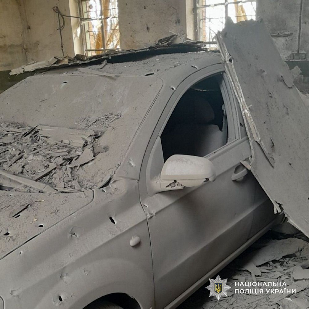 Потрощені дахі і стіни будинків, понівечено інфраструктуру, виникли пожежі: Нікополь і район, Криворіжжя, Синельниківщина, Кам’янський і Самарівський райони були під ударами ворога (фото) Потрощені дахі і стіни будинків, понівечено інфраструктуру, виникли пожежі: Нікополь і район, Криворіжжя, Синельниківщина, Кам’янський і Самарівський райони були під ударами ворога (фото)