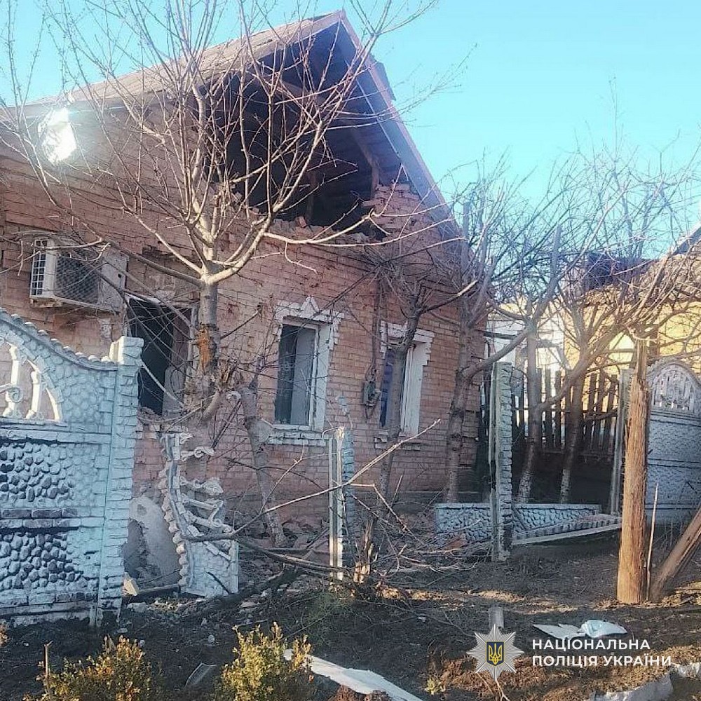 Поранені жінки на Нікопольщині, вбиті чоловіки на Синельниківщині, під ударом Кривий Ріг і Апостолове – поліція розповіла про наслідки обстрілів Дніпропетровщини (фото)