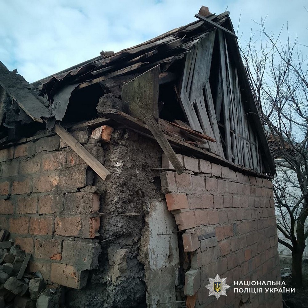 Вбили чоловіка просто на його подвір’ї, поранили ще п’ятьох людей: про наслідки обстрілів Нікополя, району та області розповіли у поліції (фото)