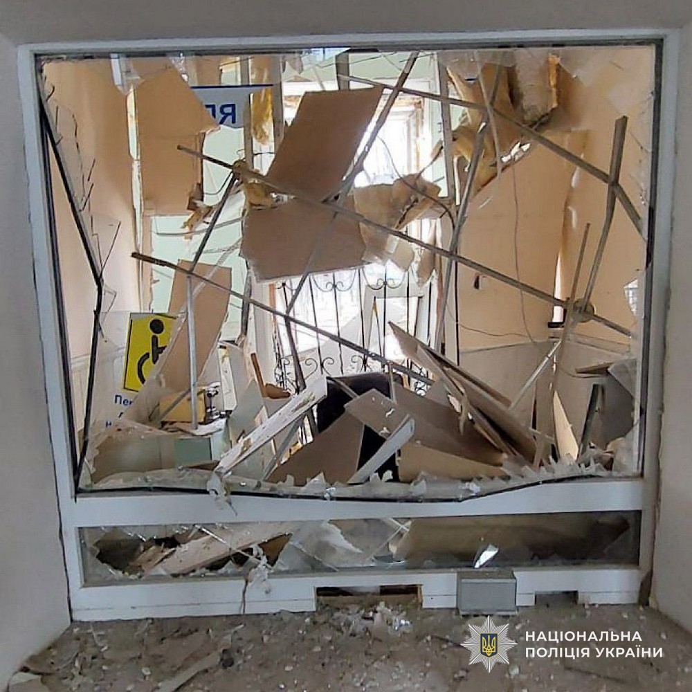 Вбили чоловіка просто на його подвір’ї, поранили ще п’ятьох людей: про наслідки обстрілів Нікополя, району та області розповіли у поліції (фото)