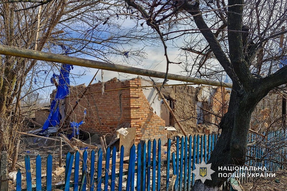 Поранені жінки на Нікопольщині, вбиті чоловіки на Синельниківщині, під ударом Кривий Ріг і Апостолове – поліція розповіла про наслідки обстрілів Дніпропетровщини (фото)