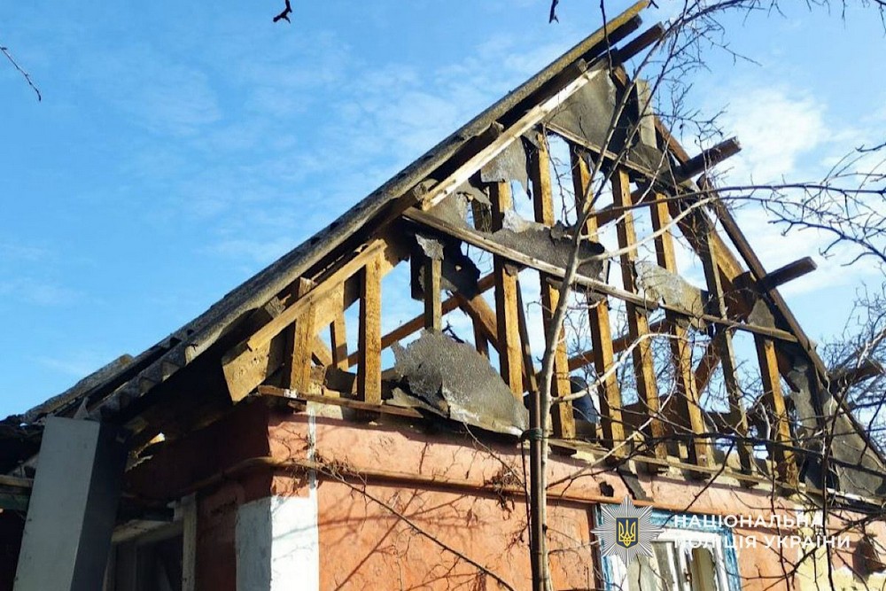 Поранені жінки на Нікопольщині, вбиті чоловіки на Синельниківщині, під ударом Кривий Ріг і Апостолове – поліція розповіла про наслідки обстрілів Дніпропетровщини (фото)