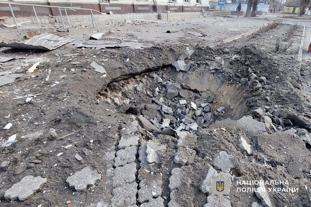 Вбили чоловіка просто на його подвір’ї, поранили ще п’ятьох людей: про наслідки обстрілів Нікополя, району та області розповіли у поліції (фото)