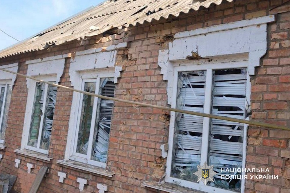 Потрощені дахі і стіни будинків, понівечено інфраструктуру, виникли пожежі: Нікополь і район, Криворіжжя, Синельниківщина, Кам’янський і Самарівський райони були під ударами ворога (фото) Потрощені дахі і стіни будинків, понівечено інфраструктуру, виникли пожежі: Нікополь і район, Криворіжжя, Синельниківщина, Кам’янський і Самарівський райони були під ударами ворога (фото)
