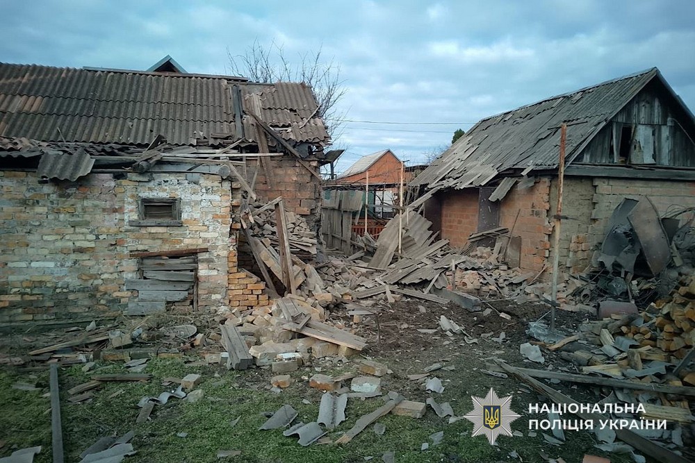 Вбили чоловіка просто на його подвір’ї, поранили ще п’ятьох людей: про наслідки обстрілів Нікополя, району та області розповіли у поліції (фото)