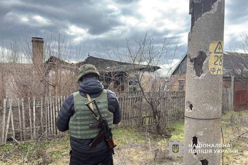 Потрощені дахі і стіни будинків, понівечено інфраструктуру, виникли пожежі: Нікополь і район, Криворіжжя, Синельниківщина, Кам’янський і Самарівський райони були під ударами ворога (фото) Потрощені дахі і стіни будинків, понівечено інфраструктуру, виникли пожежі: Нікополь і район, Криворіжжя, Синельниківщина, Кам’янський і Самарівський райони були під ударами ворога (фото)