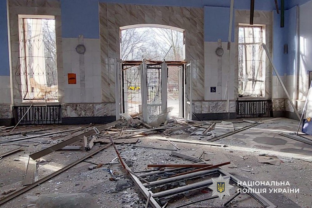 Вбили чоловіка просто на його подвір’ї, поранили ще п’ятьох людей: про наслідки обстрілів Нікополя, району та області розповіли у поліції (фото)