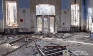 Вбили чоловіка просто на його подвір’ї, поранили ще п’ятьох людей: про наслідки обстрілів Нікополя, району та області розповіли у поліції (фото)