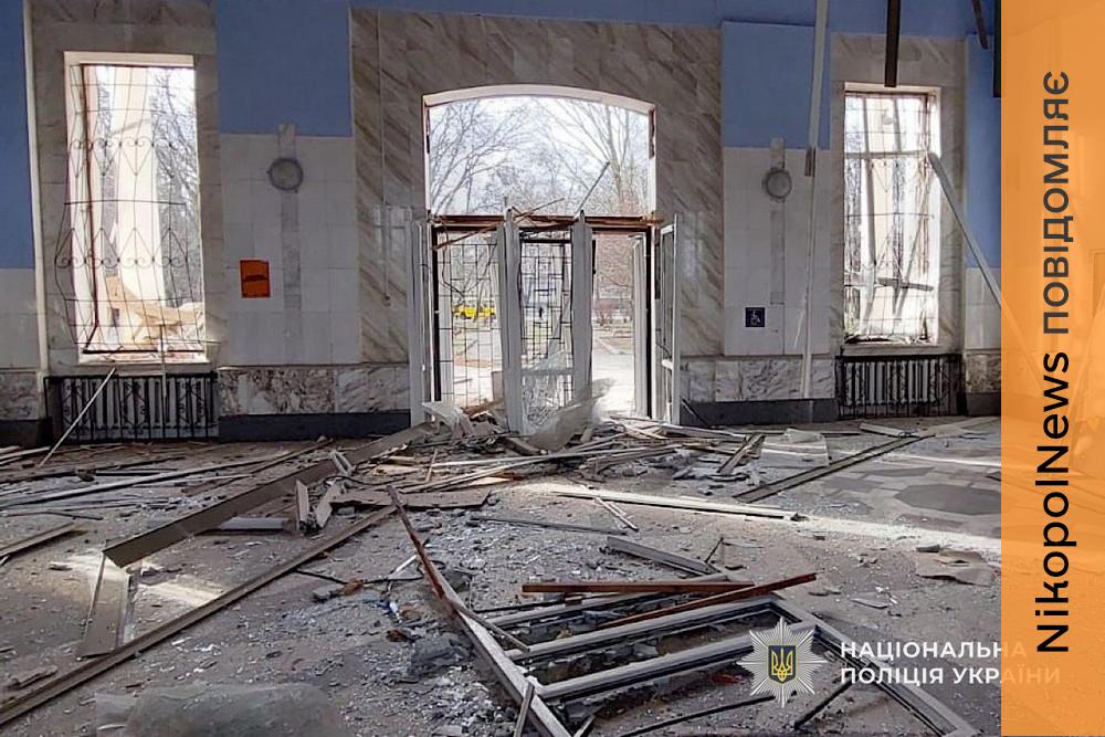 Вбили чоловіка просто на його подвір’ї, поранили ще п’ятьох людей: про наслідки обстрілів Нікополя, району та області розповіли у поліції (фото) 1 Вбили чоловіка просто на його подвір’ї, поранили ще п’ятьох людей: про наслідки обстрілів Нікополя, району та області розповіли у поліції (фото)