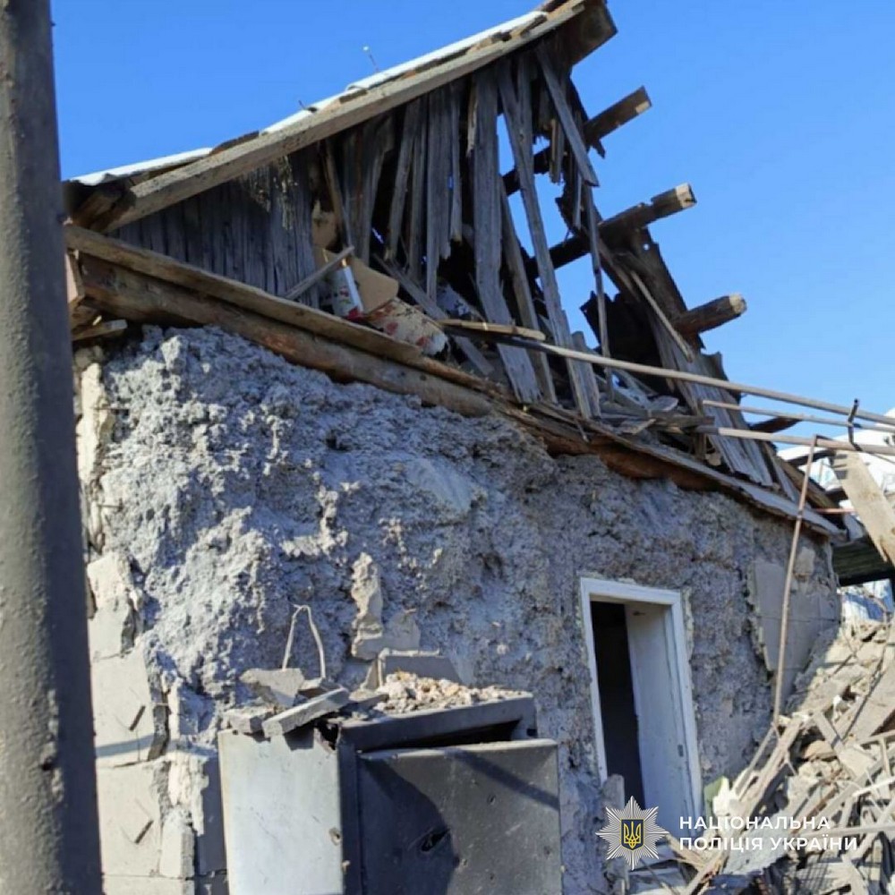 Потрощені дахі і стіни будинків, понівечено інфраструктуру, виникли пожежі: Нікополь і район, Криворіжжя, Синельниківщина, Кам’янський і Самарівський райони були під ударами ворога (фото) Потрощені дахі і стіни будинків, понівечено інфраструктуру, виникли пожежі: Нікополь і район, Криворіжжя, Синельниківщина, Кам’янський і Самарівський райони були під ударами ворога (фото)