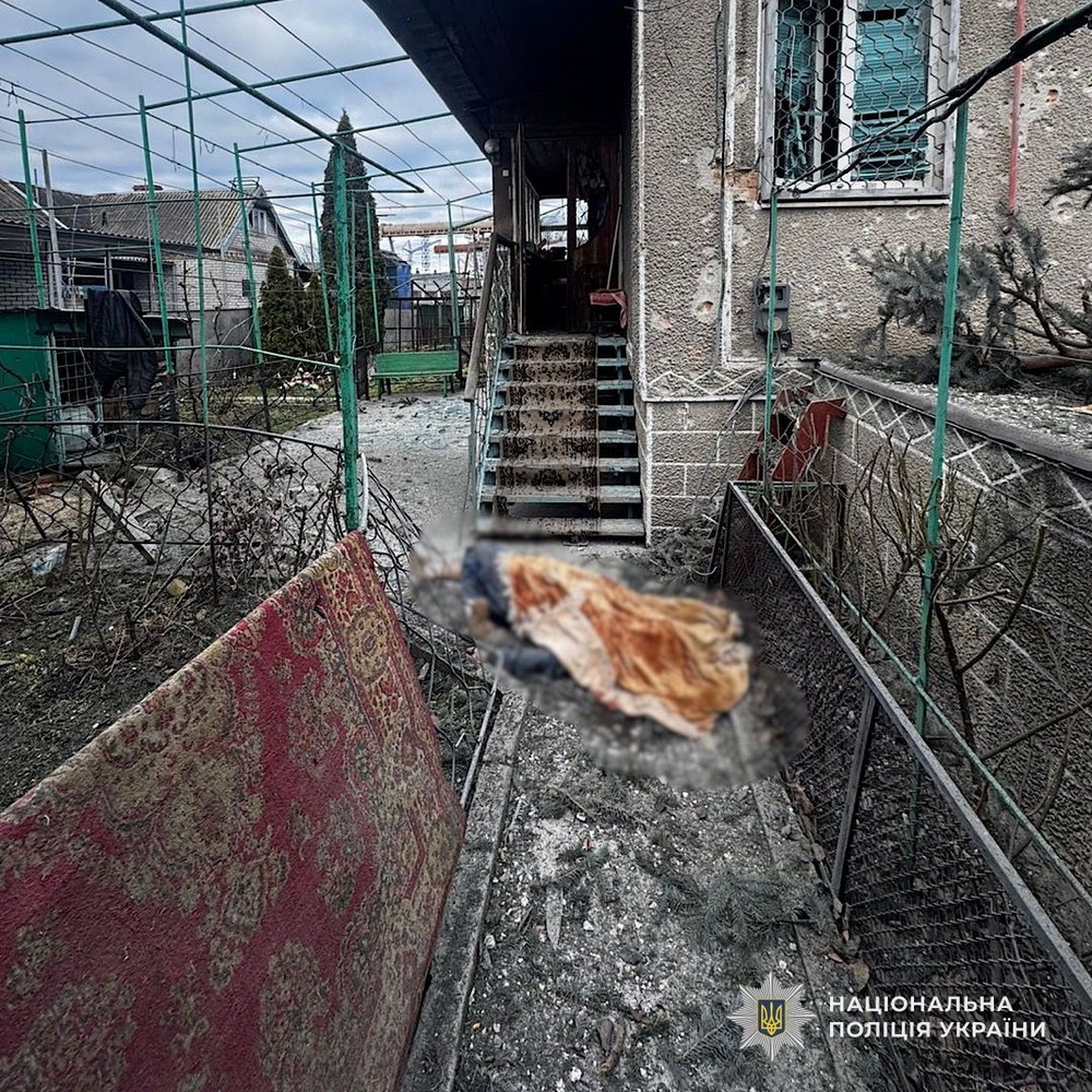 Вбили чоловіка просто на його подвір’ї, поранили ще п’ятьох людей: про наслідки обстрілів Нікополя, району та області розповіли у поліції (фото)