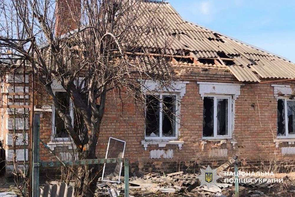 Потрощені дахі і стіни будинків, понівечено інфраструктуру, виникли пожежі: Нікополь і район, Криворіжжя, Синельниківщина, Кам’янський і Самарівський райони були під ударами ворога (фото) Потрощені дахі і стіни будинків, понівечено інфраструктуру, виникли пожежі: Нікополь і район, Криворіжжя, Синельниківщина, Кам’янський і Самарівський райони були під ударами ворога (фото)
